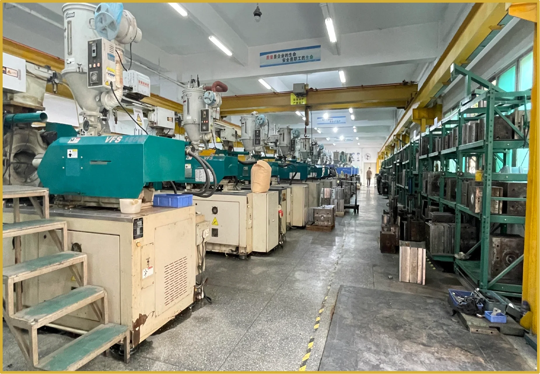 Injection molding workshop for plastic beauty tool housings